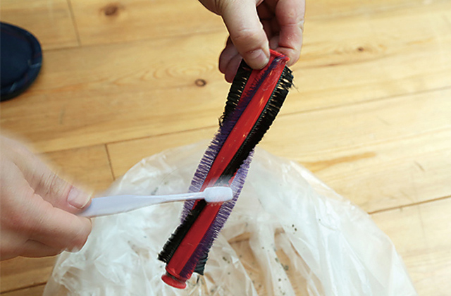 ブラシで細かいホコリを掻き出す