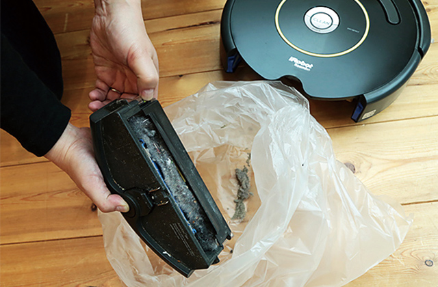 まずはルンバに溜まった大きなゴミを掻き出す