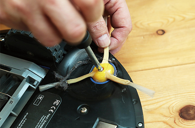 ドライバーを使って簡単に外せる