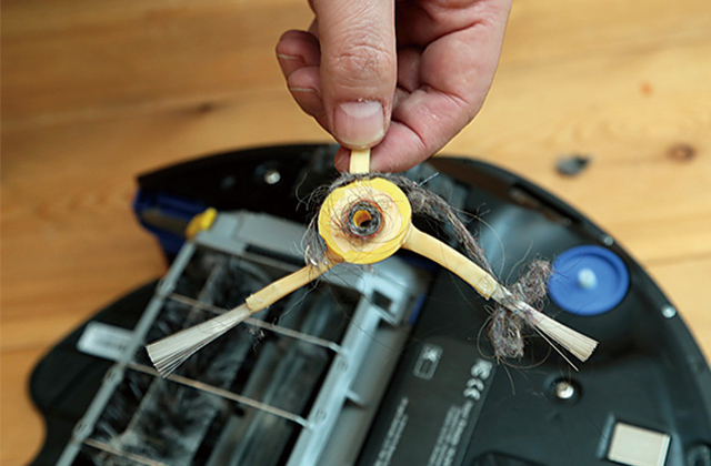 ネジを外して絡んでいる毛を取ってあげる