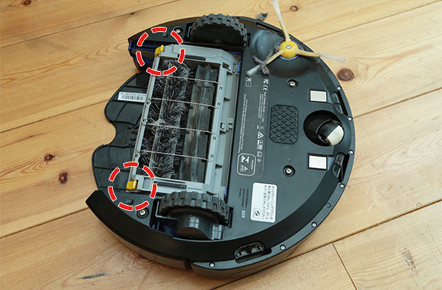 カバーの両側にある黄色い部分を押す