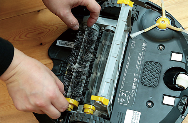 ブラシの軸の黄色い部分を内側に押す