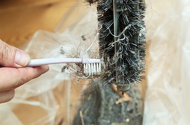細かい部分の掃除は歯ブラシなどで仕上げよう