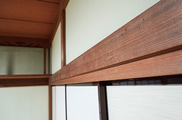 白木の頑固な汚れは無理にこすらずプロに相談！