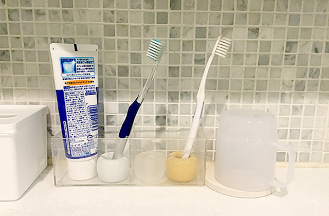 フックを使えない場合、歯ブラシやコップは小さめの収納ケースにまとめる