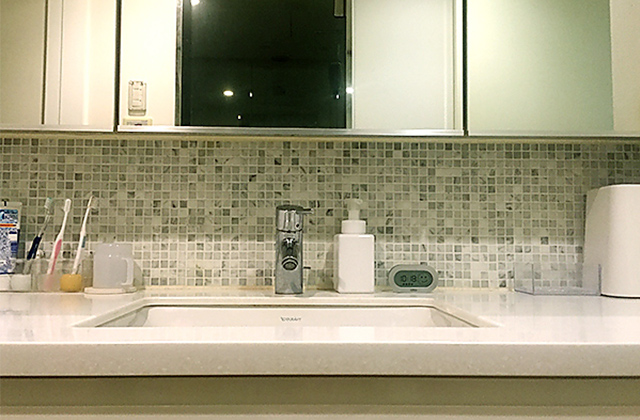 洗面台に置きっぱなしにするモノは、洗面所のカラーに合わせると目立たない