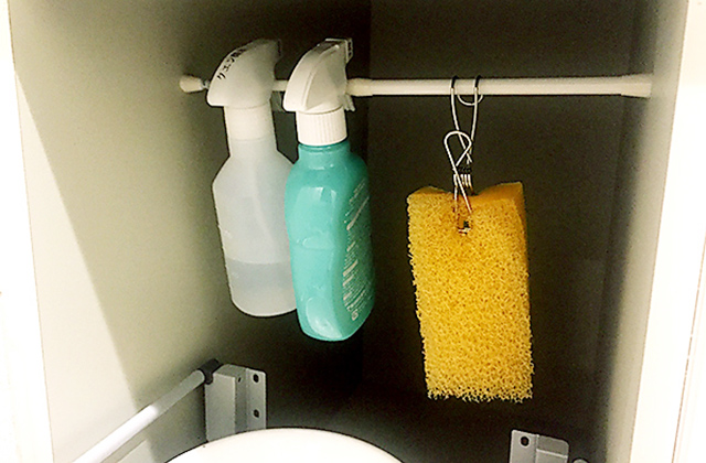 洗面台下つっぱり棒を使った収納