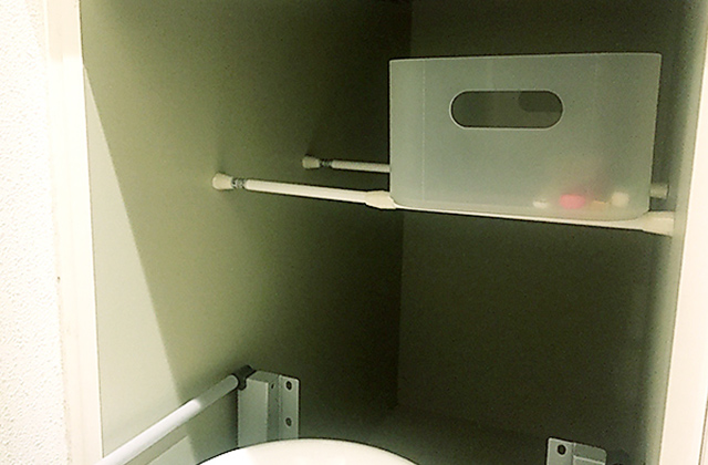 洗面台下つっぱり棒を使った収納