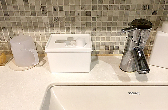 洗面台のすぐ近くにメラミンスポンジとウエスを入れた収納ケースを置いておくのがおすすめ