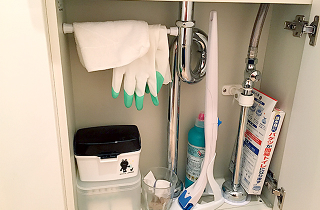 【トイレ】掃除道具の収納は突っ張り棒でひと工夫