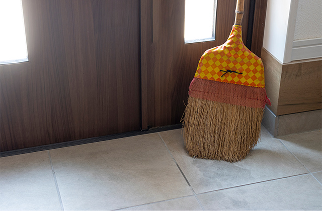 玄関タイルの掃除方法【毎日】掃き掃除
