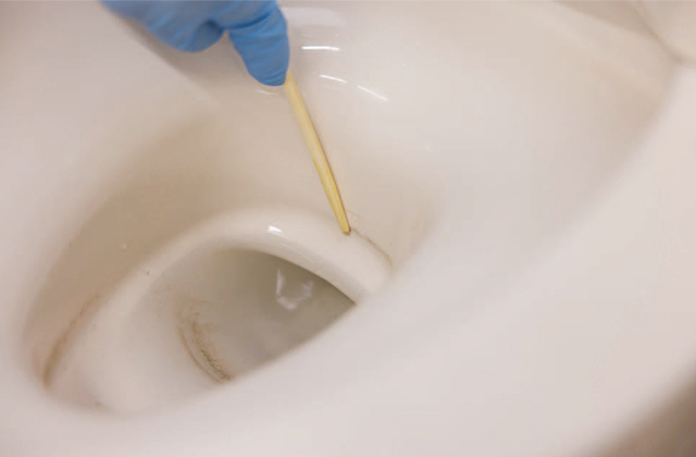 トイレ黒ずみ掃除 割りばしで黒ずみをこすって汚れの表面に傷をつける