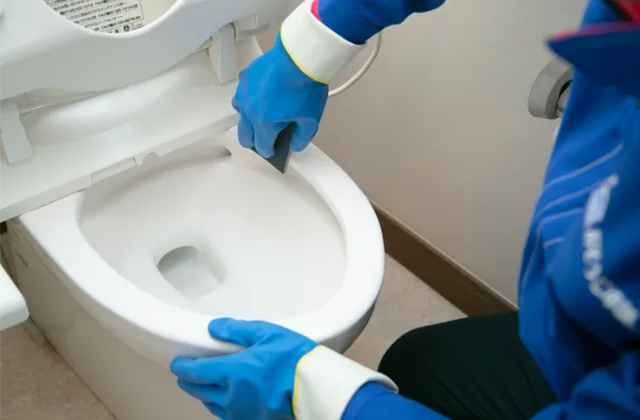 落ちない頑固な尿石・黄ばみなどの汚れは業者にトイレクリーニングを依頼する