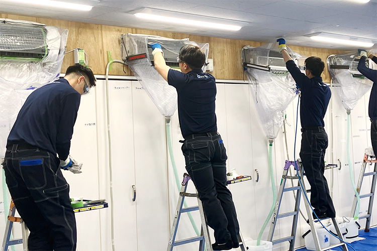 エアコンクリーニングの技術テストの様子